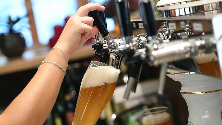 In einer Pizzeria in der Nähe von Schweinfurt ist einem Polizeibeamten eine Bedienung ohne Maske aufgefallen. Angeblich hatte sie ein Attest. Jetzt wurde der Fall vor dem Amtsgericht Schweinfurt verhandelt.