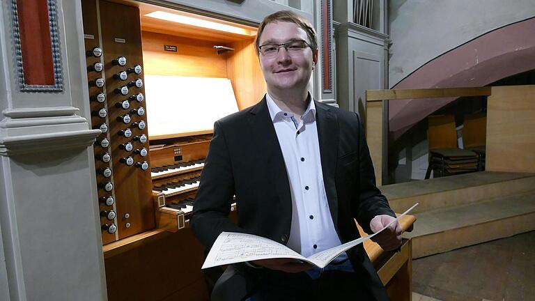 Organist Elias Mack an der Hey-Orgel in St. Kilian, wo er zum Abschluss des Erlebnistages ein kleines Orgelkonzert gab