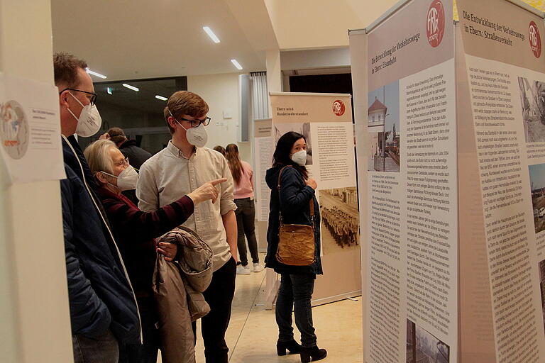 Die Gäste zeigten großes Interesse an der Ausstellung, hier vor den Rollups 'Die Entwicklung der Verkehrswege – Eisenbahn und Straßenverkehr'.