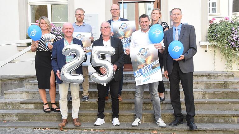 Der Bad Neustädter Hochschultag feiert Jubiläum und mit ihm feiern (von links) Kerstin Rosin, Thomas Habermann, Frank Stürmer, Norbert Klein, Christian Schmitt, Jörg Geier, Jurgita Gross und Robert Jäger.