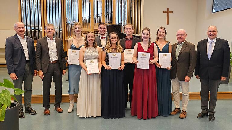 Die Preisträgerinnen und -träger der Berufsfachschule für Musik Bad Königshofen mit den Sponsoren Peter Lindemann (Sparkasse), Bezirkstagsvizepräsident Thomas Schiebel, Landrat Thomas Habermann und Schulleiter Elmar Koch. Die Preisträgerinnen und -träger der Berufsfachschule für Musik Bad Königshofen mit den Sponsoren Peter Lindemann (Sparkasse), Bezirkstagsvizepräsident Thomas Schiebel, Landrat Thomas Habermann und Schulleiter Elmar Koch.