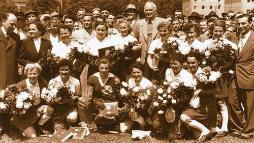 hockey neu       -  5000 Zuschauer auf dem Platz am Sanderrasen freuten sich 1953 mit den Hockey-Frauen der Würzburger Kickers über den Gewinn der deutschen Meisterschaft: Am Erfolg waren damals beteiligt (hinten von links) Thea Kron, Lisel Moninger, Lotte Klingner, Margot Christgau, Ruth Lauer, Jenny Drösler, Trainer Georg Kron; (vorne von links): Anni Lautner, Luise Fleck-Blum, Elfriede Furkel, Maria Löffler, Martha Döllein und Carola Schurrer.