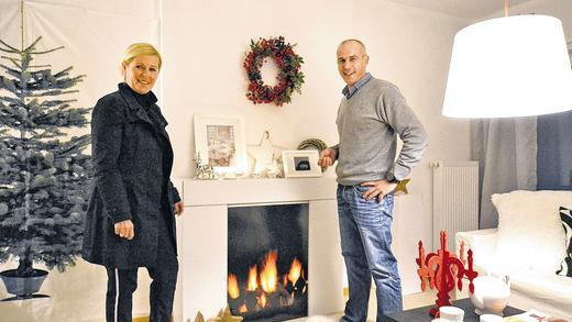 Frohe Weihnachten: Inge Böhm-Rudolph und Dieter Haag in einer Wohnung, die nur zum Schein eingerichtet ist. Frohe Weihnachten: Inge Böhm-Rudolph und Dieter Haag in einer Wohnung, die nur zum Schein eingerichtet ist.