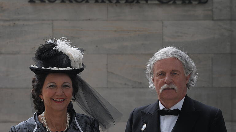 Theodor Fontane (im Bild sein Darsteller Jürgen Kröckel) wird beim Rakoczy-Fest gerne mit Kaiserin Auguste Viktoria (dargestellt von Karin Matthes) gezeigt. Dabei sah er die Kaiserin im wahren Leben eher kritisch.