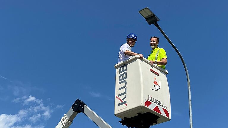 In Mellrichstadt wird die komplette Straßenbeleuchtung auf LED-Technik umgestellt. Zum Start nahm Delsana-Chef Bernd Lippert (rechts) Bürgermeister Michael Kraus in luftige Höhen mit.