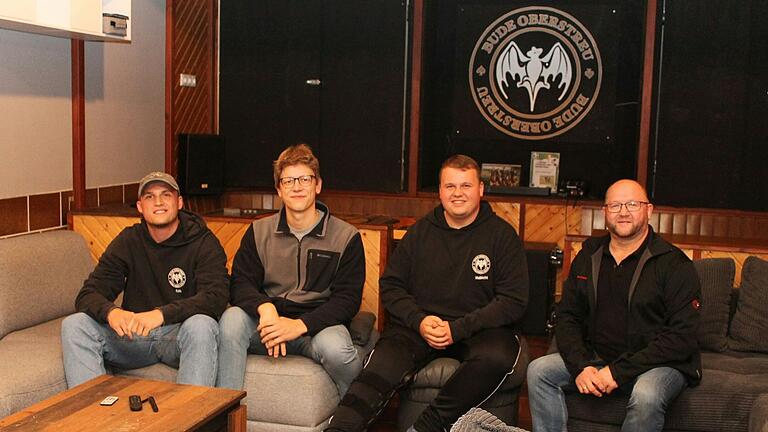 Die jungen Leute von der Bude Oberstreu haben ein neues Domizil, das sich sehen lassen kann, findet auch zweiter Bürgermeister Bernd Beck (rechts). Die ehemalige „TSV-Kneipe“ hat ausgedient, nun heißt das Motto Jugendtreff in angenehmer Atmosphäre. Die jungen Leute von der Bude Oberstreu haben ein neues Domizil, das sich sehen lassen kann, findet auch zweiter Bürgermeister Bernd Beck (rechts). Die ehemalige „TSV-Kneipe“ hat ausgedient, nun heißt das Motto Jugendtreff in angenehmer Atmosphäre.