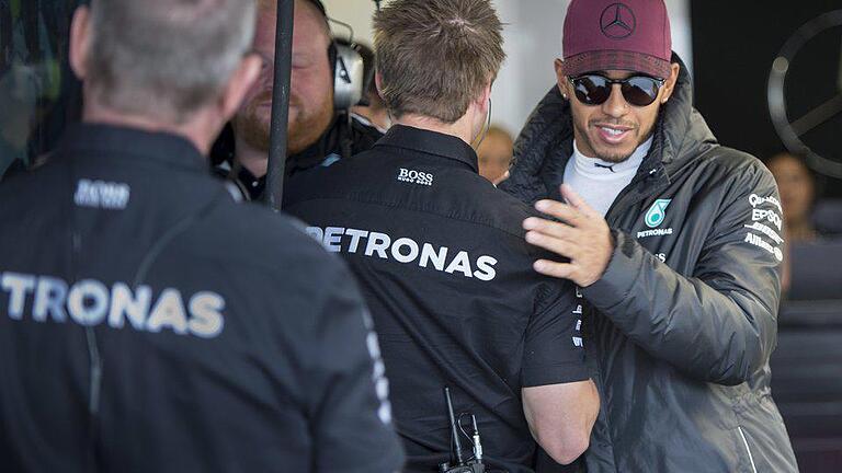 Lewis Hamilton       -  Lewis Hamilton (r.) startet beim Großen Preis von Kanada von Startplatz eins. Foto: Paul Chiasson