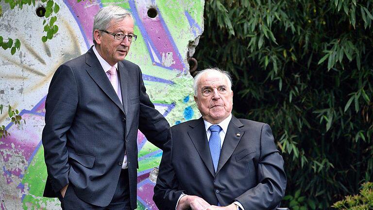 Juncker und Kohl       -  Helmut Kohl und Jean-Claude Juncker im Jahr 2014 in Oggersheim. Foto: Uwe Anspach