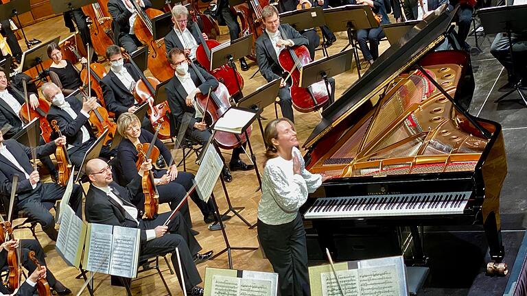 Die Pianistin Hélène Grimaud und die Bamberger Symphoniker im Max-Littmann-Saal des Regentenbaus von Bad Kissingen.       -  Die Pianistin Hélène Grimaud und die Bamberger Symphoniker im Max-Littmann-Saal des Regentenbaus von Bad Kissingen.