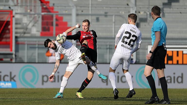 Fanol Perdedaj (links, im Zweikampf mit Gustaf Nilsson) droht den Kickers verletzt auszufallen. Die Liste der angeschlagenen Spieler vor dem Derby gegen den FC 05 Schweinfurt wächst.