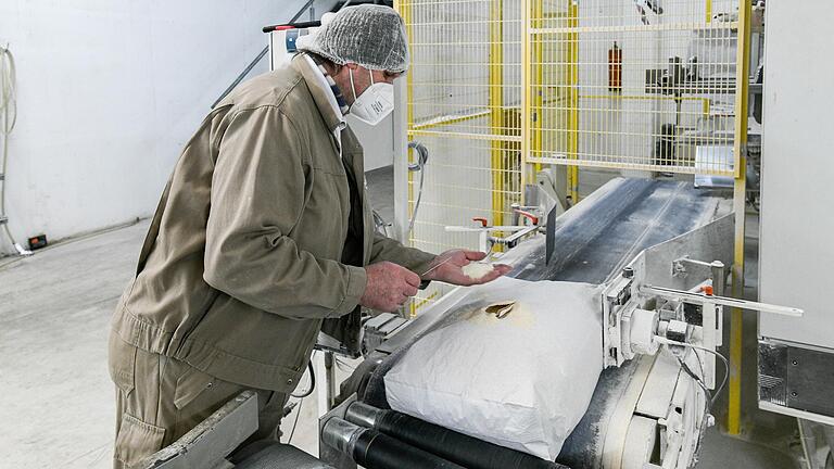 Vieles läuft in der Cramer Mühle automatisch: Das Mehl wird per Maschine in Säcke und Tüten verpackt. Vieles läuft in der Cramer Mühle automatisch: Das Mehl wird per Maschine in Säcke und Tüten verpackt.