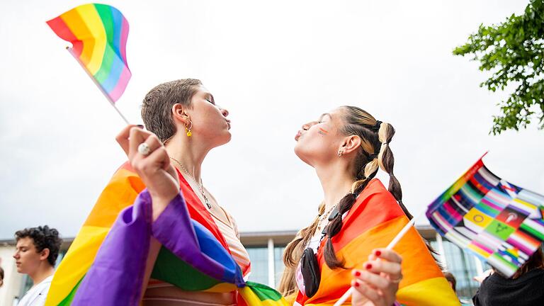 Im Zeichen der Liebe und Toleranz: Die Demo zum Christopher Street Day startete am Samstag am Würzburger Bahnhof.