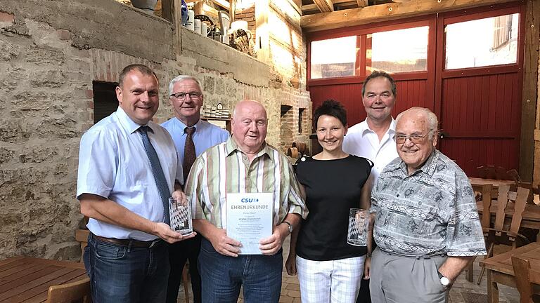 Aus den Händen von Hermann Brell bekam Robert Düchs ein Dankeschön für die viele Arbeit. Von links: CSU-Kreisvorsitzender und Bürgermeister aus Kürnach Thomas Eberth, Bürgermeister Edwin Gramlich, Peter Haaf, Kreisrätin Martina Schmidt, Ortsvorsitzender und Kreisrat Hermann Brell sowie der Geehrte Robert Düchs.