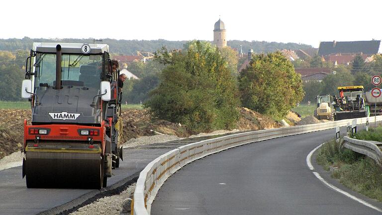 Für den Ausbau der B 286 auf dem Gebiet des Landkreises Schweinfurt werden insgesamt 18 Hektar ökologische Ausgleichsflächen angelegt. Im Bild der Bau des Überholstreifens auf Höhe von Alitzheim.