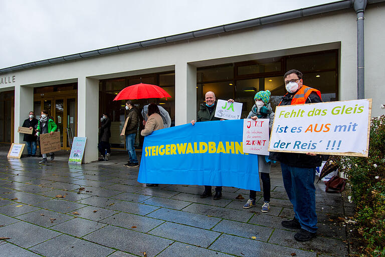 Vor Beginn der Kreistagssitzung fand eine Demonstration von Bahnbefürwortern an der Kulturhalle in Grafenrheinfeld statt.