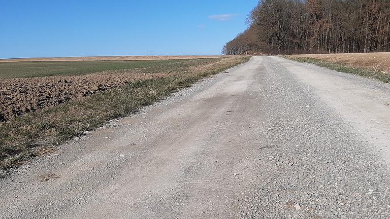 Wege wie diesen ehemaliger reinenr Sandweg (Retzbach Richtung Thüngen/Stetten) kritisiert  der Bund Naturschutz. Vor dem Ausbau konnten sich Wildbienen in das weiche Substrat Röhren für ihre Nester graben. Jetzt ist Weg hart – fast wie betoniert.
