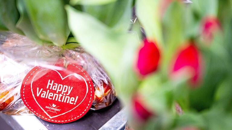 'Happy Valentine' steht auf einem Anhänger eines Blumenstraußes auf diesem Symbolbild.&nbsp;