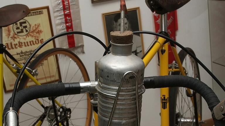 Von wegen Plastik - so sahen die Trinkflaschen der Rennradfahrer früher aus. Im Radrennsportmuseum in Hambach (Lkr. Schweinfurt) sind viele kuriose Stücke zu sehen. Von wegen Plastik - so sahen die Trinkflaschen der Rennradfahrer früher aus. Im Radrennsportmuseum in Hambach (Lkr. Schweinfurt) sind viele kuriose Stücke zu sehen.