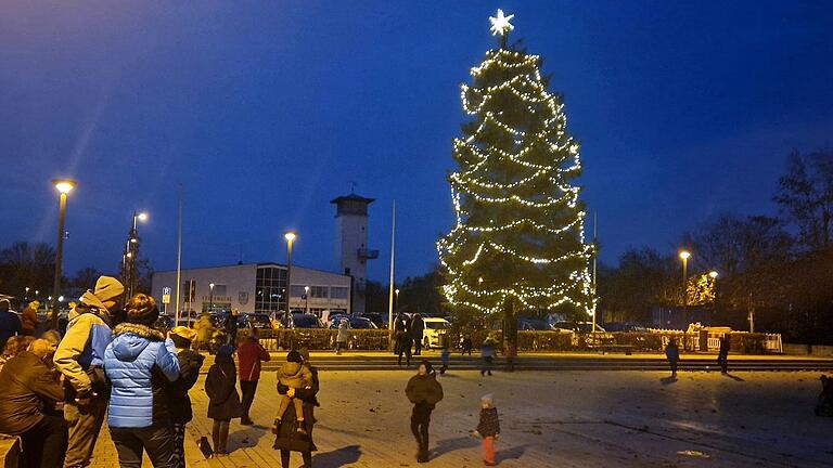 Tradition ist der prächtige Weihnachtsbaum auf dem Wörtplatz, der mit seiner beeindruckenden Größe und festlichen Beleuchtung den Stadteingang in weihnachtlichem Glanz erstrahlen lässt.