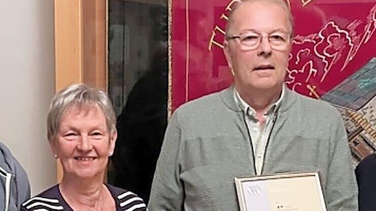 Sie wurden für 40-jährige Vereinstreue ausgezeichnet: Elisabeth und Joachim Konrad. - Sie wurden für 40-jährige Vereinstreue ausgezeichnet: Elisabeth und Joachim Konrad. Sie wurden für 40-jährige Vereinstreue ausgezeichnet: Elisabeth und Joachim Konrad. - Sie wurden für 40-jährige Vereinstreue ausgezeichnet: Elisabeth und Joachim Konrad.