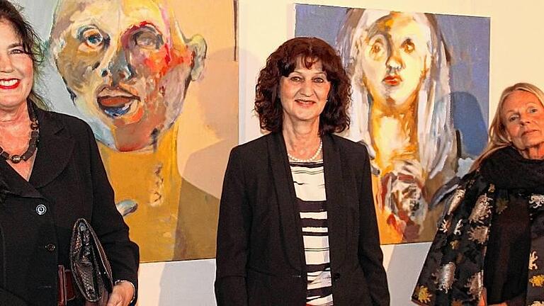 Bei der Vernissage: (von links) Galeristin Angelika Stitz-Watzek, Bürgermeisterin Helga Schmidt-Neder und Künstlerin Antje Vega.Foto: M. Harth