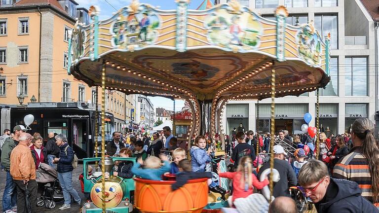 Karussell-Vergnügen am oberen Markt.Foto: Thomas Obermeier (3)