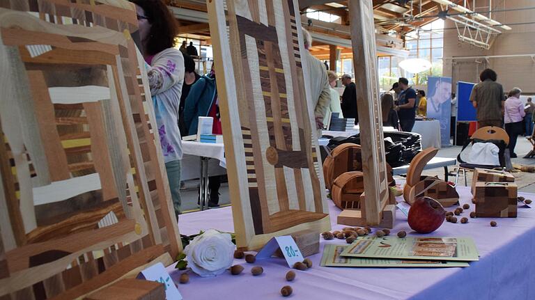 Holz - wohin das Auge reicht. Etwa 12000 Besucher werden es wohl gewesen sein, die zum zwölften Scheinfelder Holztag gekommen waren. Ob auf der Holzmeile oder in den beiden Messehallen, es dürfte nichts gefehlt haben, was es so alles aus dem nachwachsenden Rohstoff gibt.