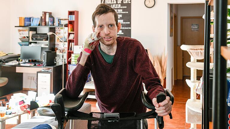 Frederik Suter in seiner Wohnung in Würzburg, die er sich mit einer Studentin der Sonderpädagogik und seiner Katze teil.