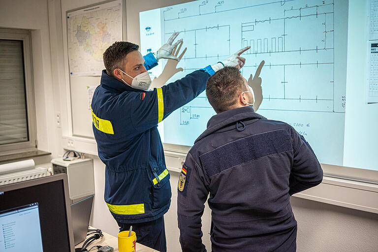 Ohne Planung geht es nicht: Für das THW geht es darum, die Schulsporthalle für die Aufnahme von Flüchtlingen vorzubereiten.