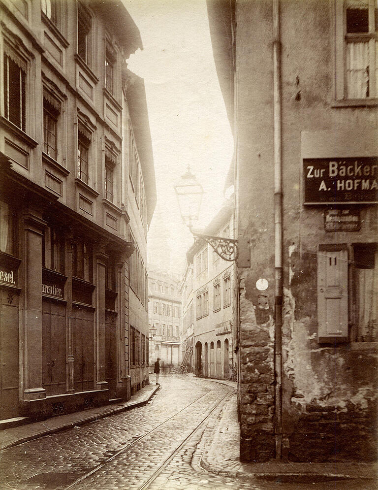Die Sandgasse führte vom Dominikanerplatz zum Marktplatz. Mitte der 1890er-Jahre wurden die Häuser auf der rechten Seite abgebrochen und die Straße verbreitert. Heute verläuft hier die Schönbornstraße. Aufnahme 1891