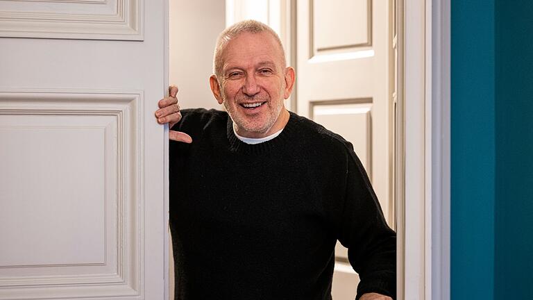 Modesdesigner Jean Paul Gaultier.jpeg       -  Kein sportlicher Körper, wie er sagt, 'aber das macht mir nichts aus'. Der französische Modedesigner Jean Paul Gaultier ist mit sich zufrieden.