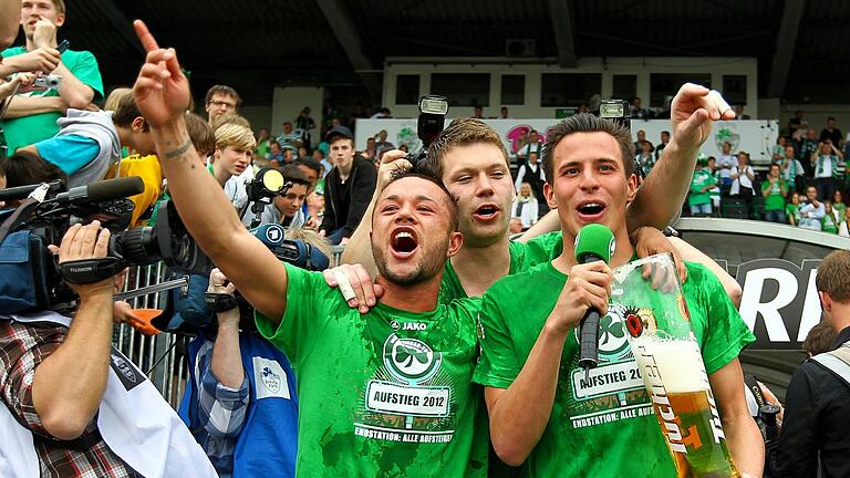 Aufstiegsparty am Ende der Zweitliga-Saison 2011/12: Stephan Schröck (links) feiert mit Max Grün (Mitte) und Edgar Prib den Gewinn der Meisterschaft mit der SpVgg Greuther Fürth.