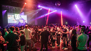 Viele Feierlustige besuchen am Samstag 19.04.25 die 90er vs 2000er Party in der Posthalle in Würzburg.