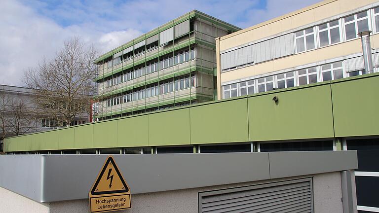 Die Staatliche Berufsschule im Schulzentrum in Kitzingen (hier ein Bild von Januar 2018) wird saniert, doch bis zum Spatenstich dauert es noch eine Weile. Die Staatliche Berufsschule im Schulzentrum in Kitzingen (hier ein Bild von Januar 2018) wird saniert, doch bis zum Spatenstich dauert es noch eine Weile.