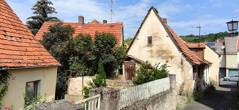 Abrisskandidat: das Haus Klosterstraße 28 (Zweites von links) vom Euweg aus gesehen. Abrisskandidat: das Haus Klosterstraße 28 (Zweites von links) vom Euweg aus gesehen.
