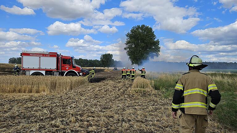 Heiß, heißer, Feuerwehr: Einsatzkräfte der freiwilligen Wehr Volkach löschen mit benachbarten Wehren einen Flächenbrand zwischen Eichfeld und Dimbach im Kreis Kitzingen. In der Sommerhitze entzünden sich Äcker leicht, etwa beim Dreschen.&nbsp;