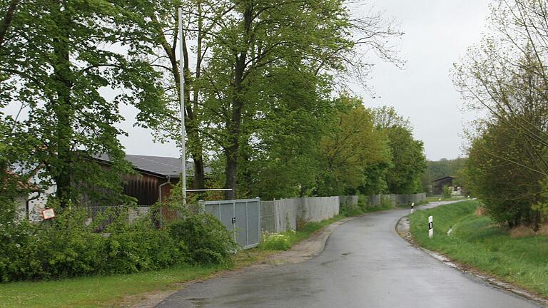 Auf Höhe der Kläranlage (rechts) verengt sich die Straße so sehr, dass Begegnungsverkehr kaum möglich ist. Hier soll ein Zurücksetzen des Zauns zur Kläranlage die Chance eröffnen, die Fahrbahn zu verbreitern.