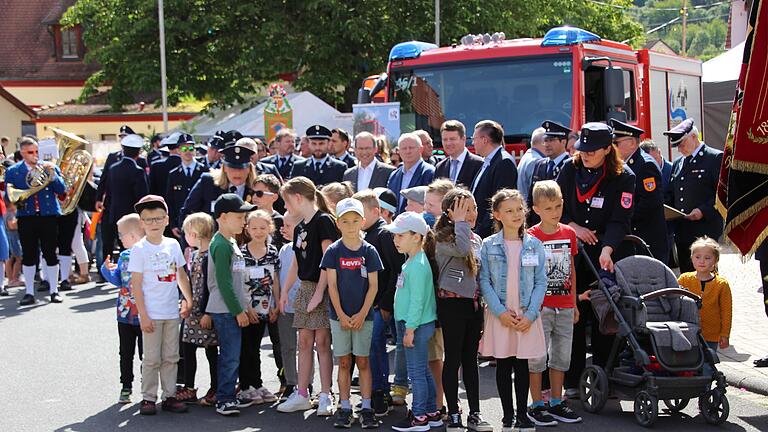 Die Jüngsten in den Reihen der Unter- und Obererthaler Feuerwehren, die in Untererthal gegründete „Blaulichtbande“ (Foto), nimmt die neue Kreisbrandmeisterin Franziska Schneider aus Obererthal in ihre Obhut.       -  Die Jüngsten in den Reihen der Unter- und Obererthaler Feuerwehren, die in Untererthal gegründete „Blaulichtbande“ (Foto), nimmt die neue Kreisbrandmeisterin Franziska Schneider aus Obererthal in ihre Obhut.