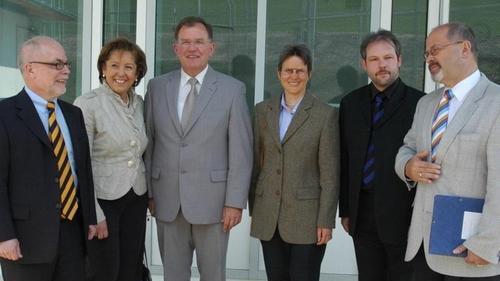 Chefarzt Dr. Martin Flesch (Zweiter von rechts) führte Regierungsvizepräsident Dr. Andreas Metschke, Bezirksrätin Karin Renner, Bezirkstagspräsident Erwin Dotzel, Pflegedienstleiterin Marianne Schaffarczik und Staatssekretär Jürgen Heike (von links) durchs Haus.       -  Chefarzt Dr. Martin Flesch (Zweiter von rechts) führte Regierungsvizepräsident Dr. Andreas Metschke, Bezirksrätin Karin Renner, Bezirkstagspräsident Erwin Dotzel, Pflegedienstleiterin Marianne Schaffarczik und Staatssekretär Jürgen Heike (von links) durchs Haus.