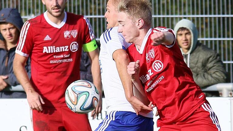Der Knetzgauer Lucas Wirth (links) wird von Julian Amthor vom SV Sömmersdorf/Obbach bedrängt. Der Knetzgauer Lucas Wirth (links) wird von Julian Amthor vom SV Sömmersdorf/Obbach bedrängt.