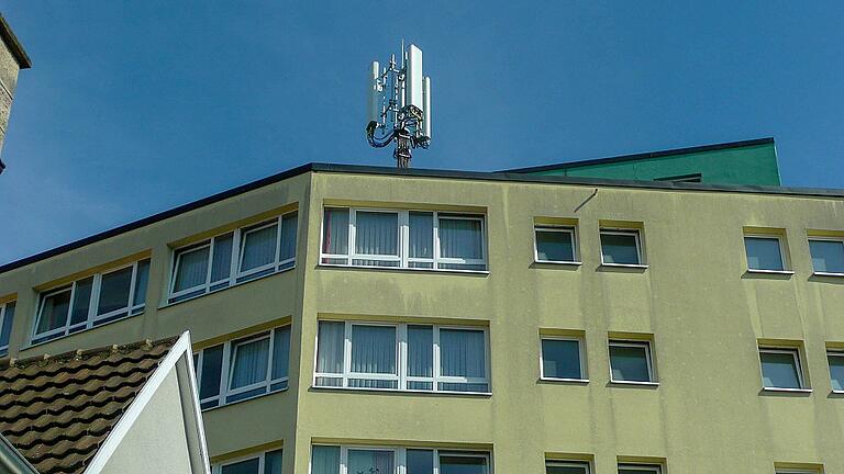 In den größeren Orten wie in Bad Königshofen ist das Mobilfunknetz gut &ndash; auch Dank dieser, allerdings umstrittenen Funkanlage auf dem Seniorenhaus Curata. Andernorts gibt es dagegen noch zahlreiche Funklöcher.