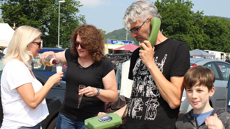 An der Vielfalt der ausgestellten Waren erfreut sich Torsten Ruf, der regelmäßig mit seiner Familie den Lohrer Flohmarkt besucht.&nbsp;