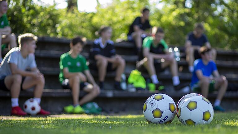 Noch darf der Ball rollen (Symboldbild aus Veitshöchheim). Doch steigende Infektionszahlen nähren die Befürchtung, dass damit bald Schluss sein könnte.