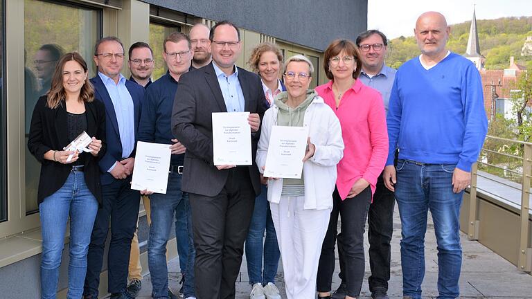 Das Projektteam 'Smarte Gemeinde' des Technologie Campus Grafenau der Technischen Hochschule Deggendorf übergab das Strategiepapier der Stadt Karlstadt (von links): Hanna Schürzinger (Projektleitung 'Smarte Gemeinde' Technologie Campus), Uli Heck (Geschäftsführender Beamter Stadt Karlstadt), Tobias Ruscheinski (Projektteam), Jan Binner (Stadt Karlstadt), Frank Edenharter (Projektteam), Bürgermeister Michael Hombach, Carolin Müller (Geschäftsführerin Stadtmarketing Karlstadt), Susanne Keller (Umsetzungsmanagerin ILE MainWerntal), Anja Baier (Bündnis 90/Die Grünen), Stefan Rümmer (SPD) und Rainer Schäfer (CSU). Das Projektteam 'Smarte Gemeinde' des Technologie Campus Grafenau der Technischen Hochschule Deggendorf übergab das Strategiepapier der Stadt Karlstadt (von links): Hanna Schürzinger (Projektleitung 'Smarte Gemeinde' Technologie Campus), Uli Heck (Geschäftsführender Beamter Stadt Karlstadt), Tobias Ruscheinski (Projektteam), Jan Binner (Stadt Karlstadt), Frank Edenharter (Projektteam), Bürgermeister Michael Hombach, Carolin Müller (Geschäftsführerin Stadtmarketing Karlstadt), Susanne Keller (Umsetzungsmanagerin ILE MainWerntal), Anja Baier (Bündnis 90/Die Grünen), Stefan Rümmer (SPD) und Rainer Schäfer (CSU).
