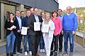 Das Projektteam 'Smarte Gemeinde' des Technologie Campus Grafenau der Technischen Hochschule Deggendorf übergab das Strategiepapier der Stadt Karlstadt (von links):&nbsp; Hanna Schürzinger (Projektleitung&nbsp; 'Smarte Gemeinde' Technologie Campus), Uli Heck (Geschäftsführender Beamter Stadt Karlstadt), Tobias Ruscheinski (Projektteam), Jan Binner (Stadt Karlstadt), Frank Edenharter (Projektteam), Bürgermeister Michael Hombach, Carolin Müller (Geschäftsführerin Stadtmarketing Karlstadt), Susanne Keller (Umsetzungsmanagerin ILE MainWerntal), Anja Baier (Bündnis 90/Die Grünen), Stefan Rümmer (SPD) und Rainer Schäfer (CSU).