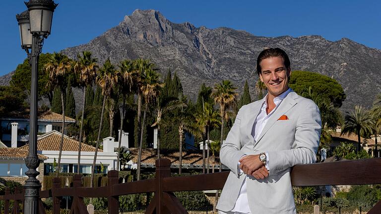 Blauer Himmel und Palmen: Über die Vorzüge seines neuen Arbeitsplatzes in Marbella mag sich Immobilien-Makler Leon Müller nicht beklagen. Davor spielte der Schweinfurter erfolgreich Eishockey. Blauer Himmel und Palmen: Über die Vorzüge seines neuen Arbeitsplatzes in Marbella mag sich Immobilien-Makler Leon Müller nicht beklagen. Davor spielte der Schweinfurter erfolgreich Eishockey.