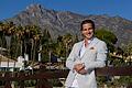 Blauer Himmel und Palmen: Über die Vorzüge seines neuen Arbeitsplatzes in Marbella mag sich Immobilien-Makler Leon Müller nicht beklagen. Davor spielte der Schweinfurter erfolgreich Eishockey.