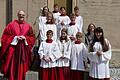 Zwei neue Ministranten und eine Ministrantin wurden am Patroziniumsfest des Hl. Kilian in der Stadtpfarrkirche Mellrichstadt in den Dienst eingeführt: von links: Moritz Mauer, Rosalia Kehrel und Linus Engel. Verabschiedet wurde nach 21 Jahren Altardienst Annika Goy (ganz rechts), dahinter zu sehen ist die Ministrantenbeauftragte Inge Storath. Links im Bild Pfarrer Thomas Menzel und der Altardienst.