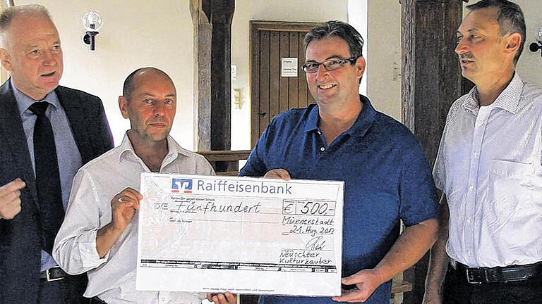 Bei der Scheckübergabe:  Bürgermeister Helmut Blank (von links) freut sich ebenso über das Engagement des Neuschter Kulturzaubers wie Charlie Friedel, der Geschäftsführer des Netzwerks für soziale Dienste. Den Scheck über 500 Euro überreichten (von rechts) Bernhard Back und Thomas Liebst vom Kulturzauber.