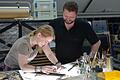 Saubere Arbeit: Glasmalermeister Matthias Rothkegel schaut in der Werkstatt Praktikantin Jessica Wystub über die Schulter. PAT CHRIST